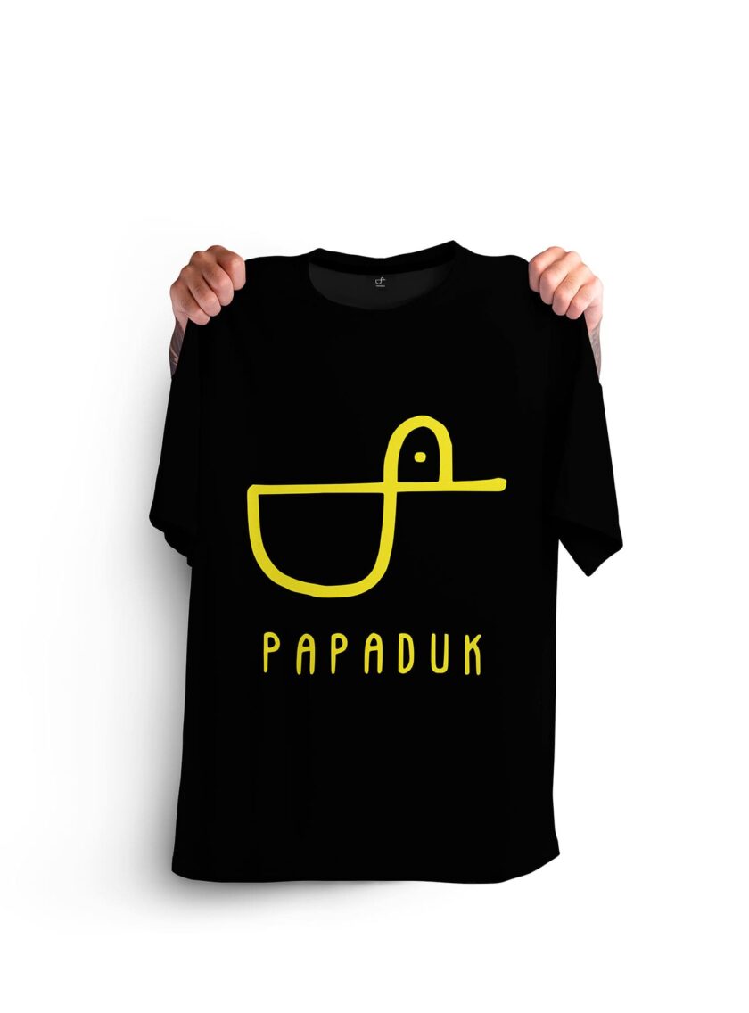 Camiseta oversized papaduk negra con el logo en amarillo fluor