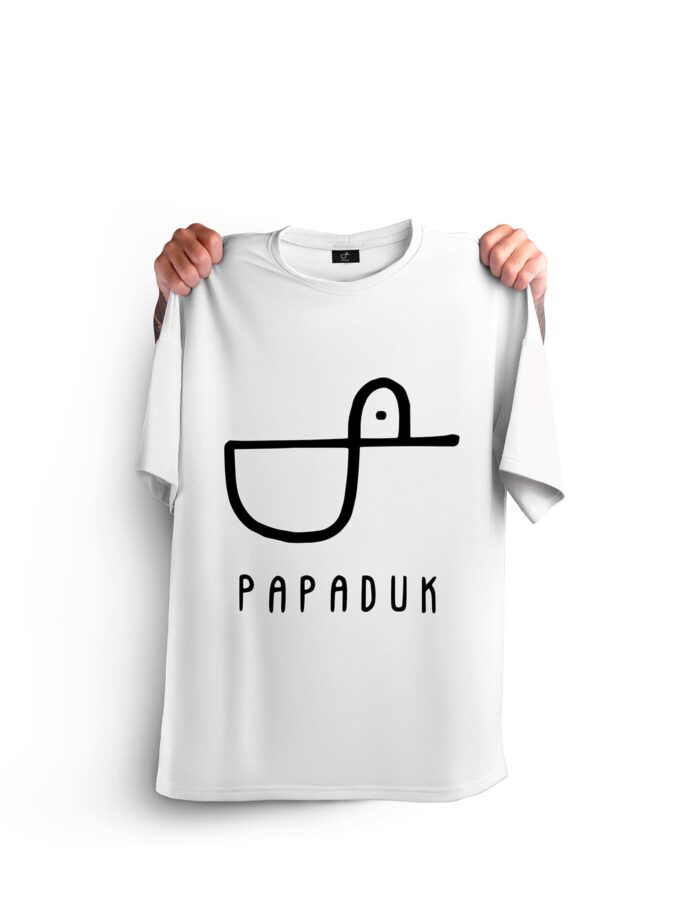 Camiseta oversized en blanco con el logo negro, de la marca Papaduk
