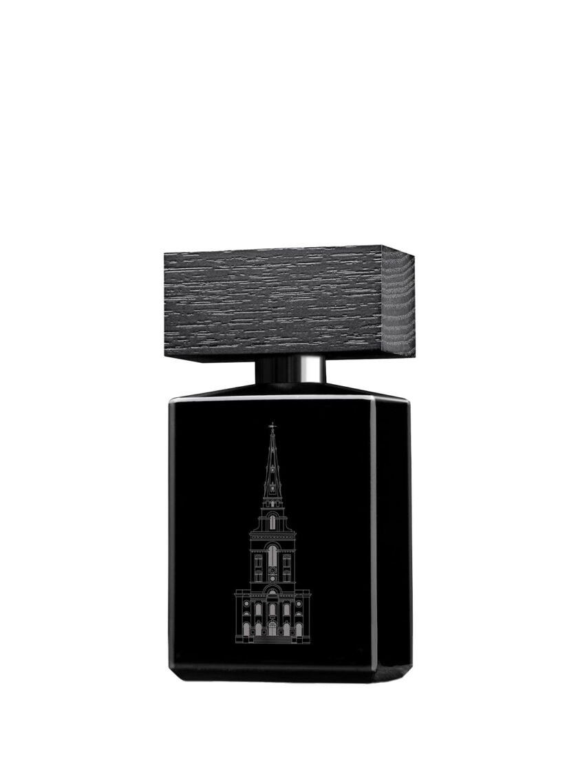 Botella de perfume Terror & Magnificence de Beaufort, situada en un entorno misterioso con sombras y luces que reflejan la dualidad de la fragancia.